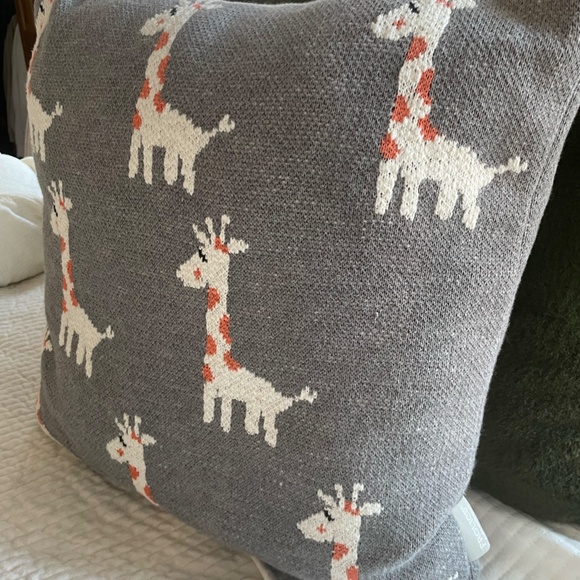 ADORABLE FROLICS KIDS COLLECTION GREY GIRAFFE PILLOW - Picture 4 of 7